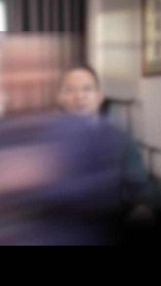 一边是频频道歉的温情企业家,一边是铁血裁撤核心主播的狠人 —— 俞敏洪,从来都是矛盾的结合体。东方甄选 “F4” 全员离场,明明被 “安静隔离”,天权理想主义破碎,他当众致歉 “忽视人文关怀”,转身却坚定推行 “去主播化” 改革。放弃明星 IP,死磕自营供应链,从知识带货到线上超市,他的每一步,都是清醒又残酷的商业抉择,藏着当代企业家最真实的撕裂与坚守。#王耀民三问家居 #掘金计划2026 #燃起来了大国重器 #东方甄选 #俞敏洪 #俞敏洪道歉 #东方甄选主播离职 #东方甄选自营战略 #商业布道者 #企业家精神 #知识带货转型