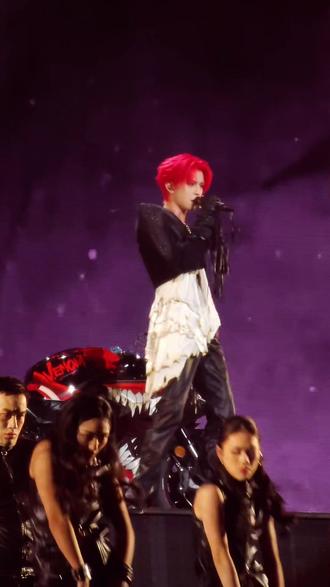 亮点在开头
完全没想到何帅骑摩托出场
等反应过来已经来不及拍了啊啊啊
#十个勤天#何浩楠#呼哈演唱会 #哈尔滨冰雪节