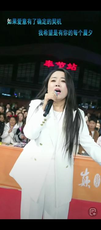 方君在索图大舞台献唱《寻找远方的你》#音乐分享 #户外唱歌 @方君🎙️