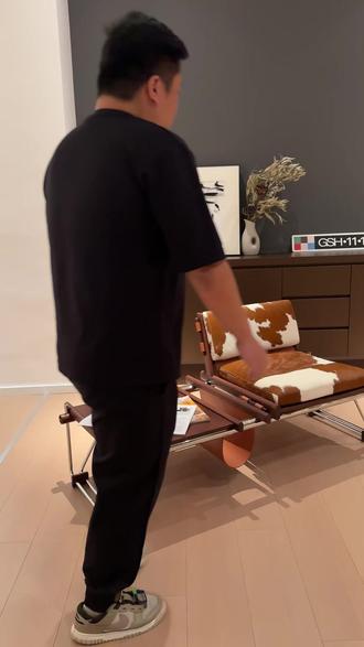 Newspaper Chair|书报椅,小众空间 姿态自成 粗犷的不锈钢框架勾勒几何韵律
与中古风、MCM空间天生契合
从坐垫纹理到背部线条
每一处细节都充满设计巧思🪄
坐垫可左右调换方向
搭配可拆卸吧台垫与书报篮
兼顾美感与灵活实用✨
#灰糖家居 #高定家具 #成都软装 #椅子 #休闲椅