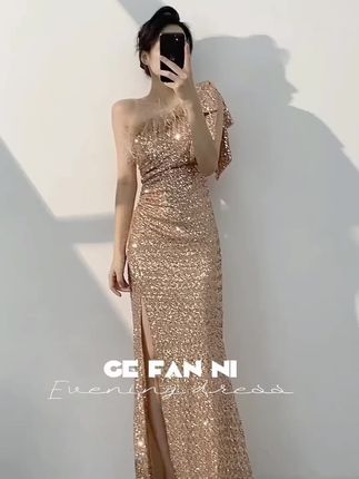 惊艳全场的战袍!穿上它你就是派对女王!家人们谁懂啊!这件鎏金礼服一上身,直接美到失语!单肩设计露肩又优雅,羽毛装饰 精致感拉满,满布的亮片随着动作闪烁,仿佛把星河穿在身上~高开叉还能小露美腿,晚宴、派对穿它,妥妥的焦点,想不被夸都难!#晚礼服 #中秋晚会#主持人礼服#国庆晚会 #礼服