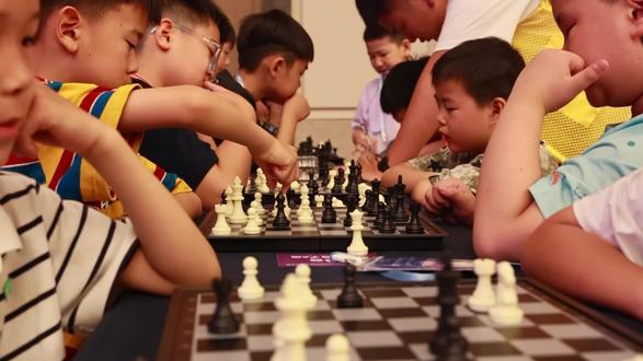 今天,有人奔赴高考考场,
有人决胜64格棋盘。
无论哪片战场,落子无悔即是英雄。
常德市第五届国际象棋等级赛圆满落幕。
祝高考学子金榜题名🏆
祝小棋手们继续热爱,咱们第六届见♟️#国际象棋