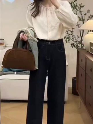 姐妹们,我又挖到宝了!这套牛仔马甲、气质衬衫加牛仔裤的三件套真的太绝了,上身效果超赞,简约又不失高级感,满满的慵懒随性,日常出门轻松拿捏,时尚感爆棚,喜欢的姐妹赶紧冲! #套装穿搭 #时尚穿搭 #女装 #气质穿搭