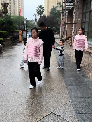 刚结婚时,老王说喜欢女儿,先生女儿,我一胎就给他生了两个女儿,后来又说农村人都想要个后代,于是二胎我又给他生了两个儿子,这两百万也快四岁了,还没见他提三胎,也不知道他还想生啥!#家有两对双胞胎