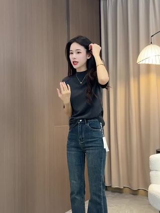 宝子们,这款半高领中袖打底衫绝了!修身不勒,5分袖遮肉,拉夏贝尔出品,面料软乎乎还不起球,单穿内搭都好看~#内搭外穿都好看#打底衫#美出高级感 #女士穿搭 #好物推荐