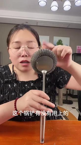 家里铁锅炒锅总刷不干净的,试试这个304不锈钢锅刷! 食品级不锈钢材质,结实不掉渣,耐高温还不易生锈,清洗方便,安全无异味,好用又耐用,厨房清洁必备好物!#锅刷 #清洁 #厨房好物 #推荐