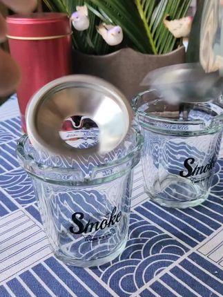 防飞灰烟灰缸 9块9,买一个再送一个的小熊烟灰缸,真是惊艳到我了。 凹槽卡位,不管是粗支或细支烟都能卡。滑坡漏斗的设计,烟灰会自动滑落到杯子里,遇到有风吹也不会到处飞。烟灰盖上盖子就能阻隔烟火味。清洗也很方便,用水冲一冲就干净。颜值高。 9块9,到手两个,正好家里办公室各放一个。#防飞灰烟灰缸#烟灰缸#创意烟灰缸#个性化产品#好物推荐🔥