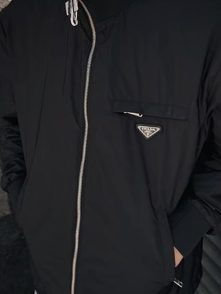 新款尼龙夹克 在对手瞳孔扩散的1.33秒里 三角标将23赫兹痛觉波 编织成非欧几里得刑网 #PRADA黎曼刑庭#吉泽prada #prada三角标 #prada男装 #商务休闲