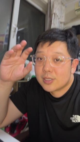 Codex Appshots来了:把你正在看的窗口交给AI OpenAI 在 2026 年 5 月 21 日发布了一组 Codex 更新,其中 Appshots 是最值得普通用户关注的功能之一。它可以在 macOS 版 Codex app 中,用快捷键把当前最前面的 app 窗口附加到 Codex 线程里,包括窗口截图和可用文字。它让 Codex 更快拿到你正在看的工作现场。
#ai #vibecoding #codex #openai #chatgpt