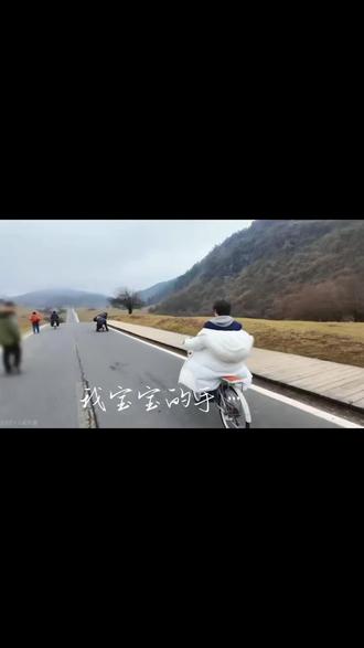 下次不坐自行车了好不好😭你真的特别坚强 手都成这样了都没哭 后面物料看你一个人 我们知道你心情不好才会一个人待着 快点好吧 左奇函平平安安#左奇函 #左奇函四代第一rap担 #感谢ts出场 #左奇函平平安安