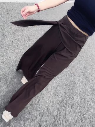 “从不质疑真心,但真心瞬息万变, 人人都想要 得到真诚与偏爱,可这世间到处都是虚伪与新鲜 感….#显瘦显高显腿长 #阔腿裤 #今年流行穿搭
