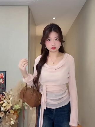 这款粉色荡领假两件上衣,专为大码胖mm设计,温柔优雅,适合秋季穿着。柔软面料,时尚百搭,轻松打造温柔风格!