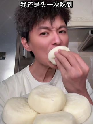 外面是糯叽叽的冰皮,里面是满满的榴莲果肉夹心,数量不多,快薅!#榴莲冰皮月饼 #超便宜超划算 #月饼 #榴莲控