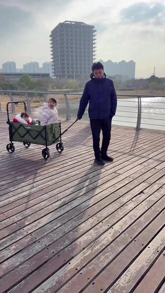 这款塔克贝贝双旅车简直是带娃人的福音。。颜值在线还超能装,遛娃、运快递、露营都能用。一车多用超划算,而且自带遮阳棚不怕晒。宝宝躺着睡觉也安稳。不用时一键收纳,小户型也无压力,真心安利给宝妈们!#双旅车#露营装备#户外露营