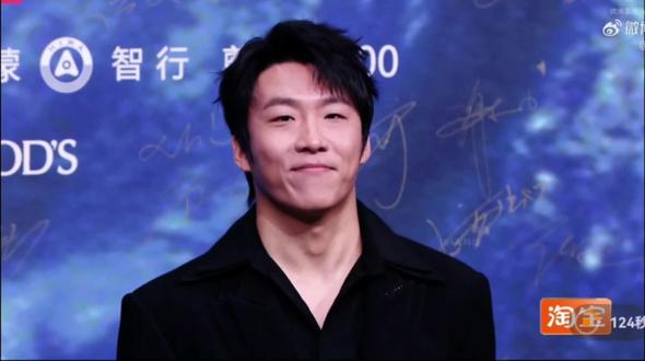 终于等着你了!!很帅嘛哥们@天放 我们酷滕怎么没来啊?!!#微博之夜 #王天放