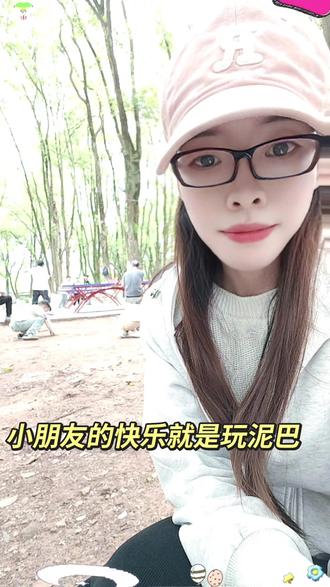 没有泥巴的童年不快乐#路边玩沙子 #玩泥沙也很认真