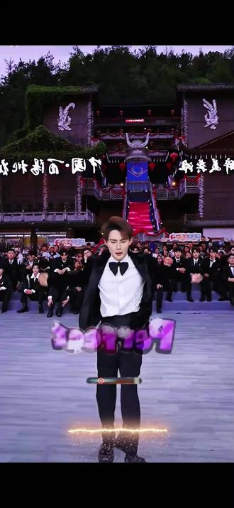【龙浩天大舞台】龙队这是一路跳一路掉呀!真是小手办
#龙浩天大舞台 #舞台名场面 #节目剪辑 #高光时刻