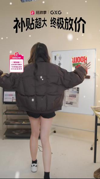 韩版面包服,补贴大放价! 主播展示韩版面包服,讲品质与优惠,快来了解爆款美衣!