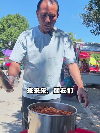 #农村 #三农 #无辣不欢的吃货 #辣条 #夜宵 江西农村集市上嘎嘣脆的辣条,菜籽油豆皮做的麻辣,一小时抢完100斤,夏天夜宵季必备零食