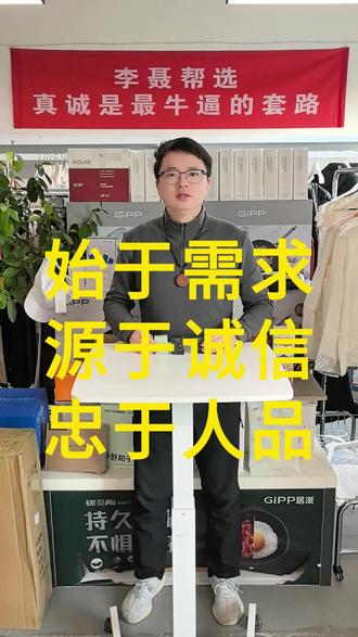 林清轩山茶花润肤油,核心成分山茶花精油,分子小渗透快,,把水分和营养牢牢封在脸上。质地看似油润,上脸轻按就吸收,留下一层软软的滋润感,不闷痘不搓泥,几滴就能润透全脸,底妆前用再也不卡粉。