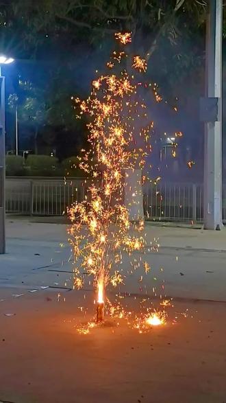 #年味 过年还是要有过年的味道,烟花放起来#烟花