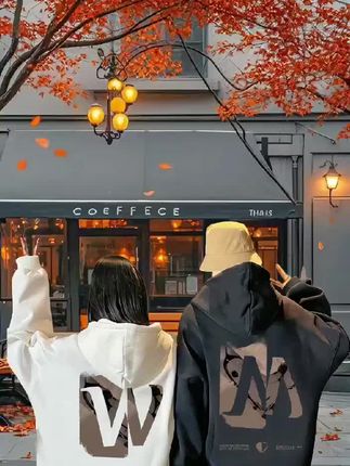 秋天到了,和喜欢的人一起穿上情侣装真的太浪漫了。这件卫衣采用的是优质的面料,穿起来很舒服,而且它的版型设计也很好看,穿上后显得非常有气质,赶快给你对象安排一件吧!#情侣穿搭 #情侣装 #街头穿搭 #情侣装穿搭 #卫衣穿搭