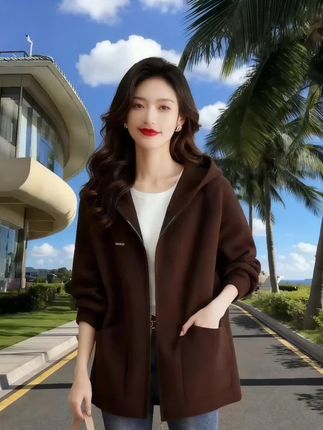 大码姐妹快看!2025这款连帽毛呢外套绝了!对胖MM超级友好,简直是量身定制的时尚福音~ 加厚版型超藏肉,不管是苹果型还是梨型身材都能轻松驾驭,穿上瞬间显瘦好几圈。颜色特别洋气,出街绝对吸睛,让你时髦到飞起!面料软糯亲肤,贴身穿舒适感拉满,秋天气温变化穿它也很合适。搭配牛仔裤休闲随性,配半裙又很有女人味,各种风格都能轻松hold住。穿上它,自信感直接爆棚,大码女孩也能美出高级感,早秋穿搭选它准没错~ #大码穿搭#早秋穿搭公式来了#秋季穿搭如何摆脱土气感#早秋松弛感穿搭#早秋不费力显贵穿搭@抖加🔥上热门🔥dou+🔥热点宝