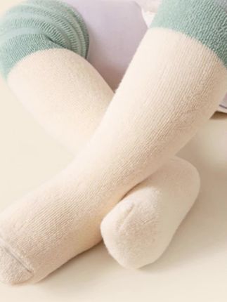 终于找到这种适合小月龄宝宝穿的长筒袜了,秋天就不用再天天担心宝宝冻到腿了。它是这种加宽螺口的设计,即使胖宝宝也不会勒到腿,而且里面都是无骨缝制的,不会硌到宝宝的小脚丫。天气转凉了,赶紧给宝宝安排上几双换洗穿,这样就不用担心宝宝着凉了。#婴儿长筒袜 #长筒袜 #袜子 #加厚袜子 #好物推荐🔥