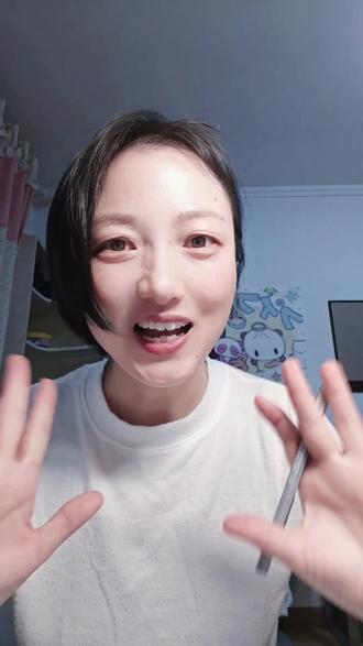 三步教你画Q版人体
很多小伙伴画人只会画“纸片人”,其实只要搞懂头身比、重心、动态,Q版立刻立体、灵动、有灵魂~跟着cC老师一起画起来吧😊
#一起来画画吧 #创作者中心 #创作灵感 #动漫教程#手绘教程