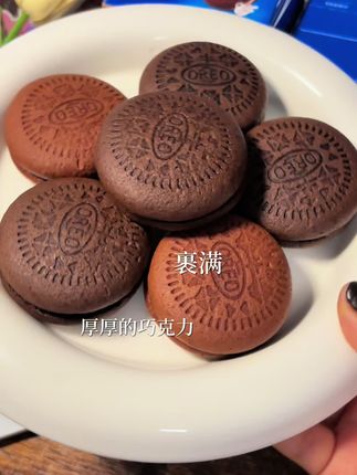 软乎乎的云朵蛋糕还有两种夹心,纵享丝滑绵密,一口下去真的超满足!#奥利奥 #零食推荐 #奥利奥云朵蛋糕