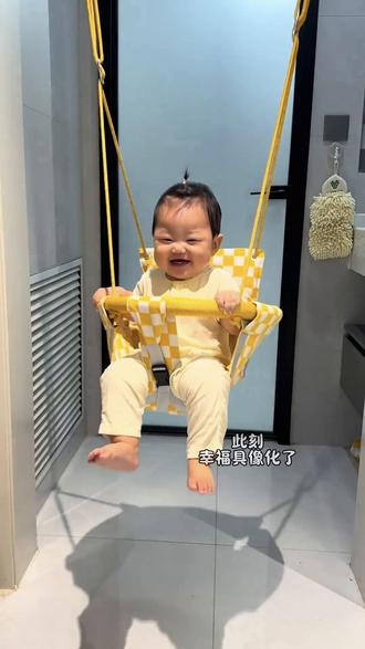 在家也可以玩的#秋千, 小月龄宝宝秋千还能锻炼内耳前庭,好处多多!而且还能当个哄娃神器,练不管天冷还是天热在家玩也适合,一个秋千可以玩到6岁!平常爸爸还可以用来健身!#哄娃神器#荡秋千#宝宝秋千#亲子互动