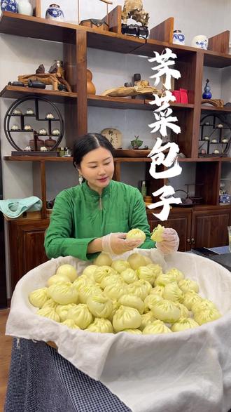挖荠菜,蒸包子,从田间到餐桌,一口尝尽春天#荠菜包子 #抖音美食推荐官 #农村美食 #春天的味道 #包子