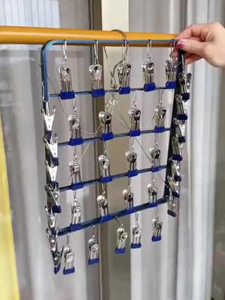 你们家是不是还在这样晒袜子?不仅容易掉,还不容易干?快试试这个晾晒架吧!它全身都是这种不锈钢的材质,结实耐用,而且还不生锈,可以这样旋转使用,一次可以挂十二只袜子。还有家里的内衣内裤都可以用它晾晒,自带防风卡扣,不怕风吹,赶紧安排起来吧!#多功能晒衣架 #袜子晒衣服