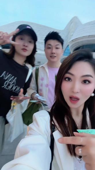 《敦煌归来》是近段时间我看到最好的一个舞剧作品
通过舞蹈来讲故事真的比话剧或是电影难太多
但胡沈员真的把这部舞剧
讲得很清晰 表达得也很细腻
再是舞美灯光、道具的运用都特别巧妙
力推胡沈员的《敦煌归来》
看完舞剧后 当然是去吃美食啦🥳@诗诗 @大牌何
#胡沈员 #vlog日常 #舞蹈 #美食