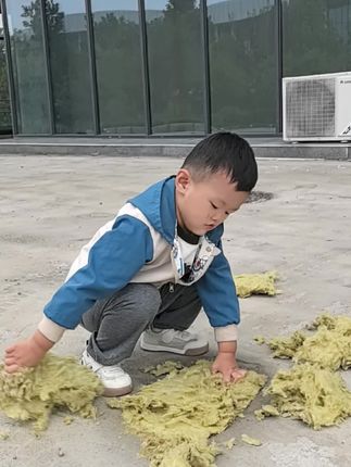 看这个小孩自己蹲那个玩啥的!