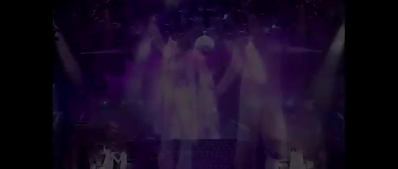 Viva Forever《生生不息》 “Viva Forever” 是英国女子组合Spice Girls(辣妹合唱团) 的经典抒情歌曲,也是她们音乐生涯中极具代表性的作品之一。
1. 基本信息
发行时间:1998 年 7 月 20 日,作为第二张录音室专辑《Spiceworld》的第四支单曲推出。
创作背景:由组合成员 Melanie C(运动辣妹)、Geri Halliwell(姜汁辣妹)与制作人 Richard Stannard、Matt Rowe 共同创作。
特殊意义:这是 Geri Halliwell 宣布离开组合前,最后一支参与录制的单曲,因此被粉丝视为 “初代辣妹” 完整阵容的标志性收尾作品之一。
2. 音乐风格与主题
音乐风格:歌曲以抒情流行(Pop Ballad)为基调,融入了西班牙弗拉门戈风格的吉他旋律,前奏悠扬且富有画面感,整体氛围温柔又带有一丝怀旧感。
核心主题:歌词围绕 “永恒的爱与回忆” 展开,用 “viva forever”(意为 “永远闪耀”“永存”)表达对珍贵情感的珍视,即便分离,记忆也会永远留存,传递出温暖且治愈的情感内核。
3. 成绩与影响力
商业表现:在英国官方单曲榜空降冠军,并蝉联两周,成为辣妹合唱团第 7 首英国冠军单曲。
全球传播:在澳大利亚、新西兰、爱尔兰等多个国家的单曲榜进入前十,是她们在全球范围内传唱度最高的抒情歌曲之一。
文化符号:歌曲的音乐视频采用动画形式,讲述辣妹成员化身 “精灵” 与人类男孩的奇幻故事,风格独特,成为 90 年代流行音乐 MV 的经典案例之一。
4. 后续影响
多次被收录于辣妹合唱团的精选专辑中,如《Greatest Hits》。
常被用于电影、电视剧的配乐或选秀节目中,成为一代人的青春回忆符号,至今仍被视为流行音乐史上的经典抒情作品。