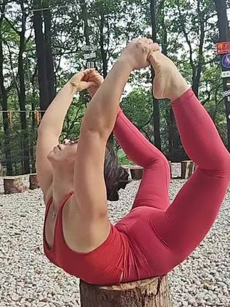 有没有人愿意当这树桩呀#户外练瑜伽