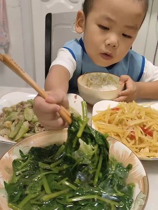 有个不挑食的孩子真幸福🥰,青菜也是大口大口的吃。#妈呀太香了 #不挑食的乖宝宝 #人类幼崽 #记录真实生活 #人间烟火