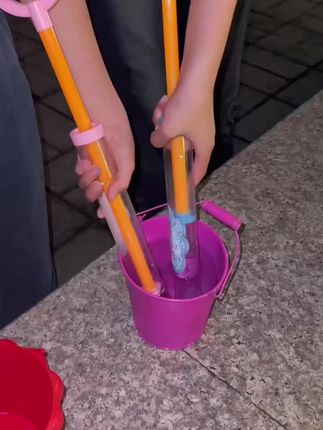 #创作灵感这个夏天怎么少得了玩水呢,这个夏天的快乐是烟花水枪给的 #水枪 #烟花水枪 #夏天必备 #儿童玩具