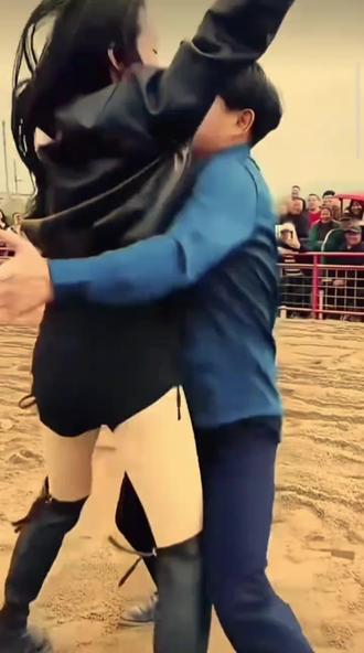 毛洋洋在摔跤场语言低俗动作招嫖引流量