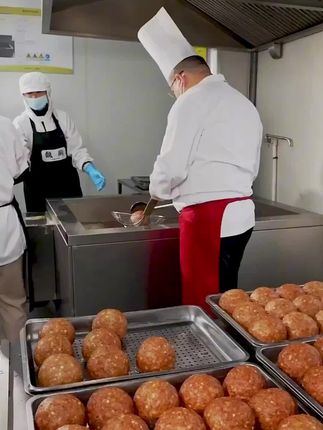 传统营养(无蛋黄)新鲜土猪肉马蹄狮子头肉圆无防腐剂添加剂手工做#美食 #餐饮 #美食制作分享 #地方特色美食 #狮子头做法