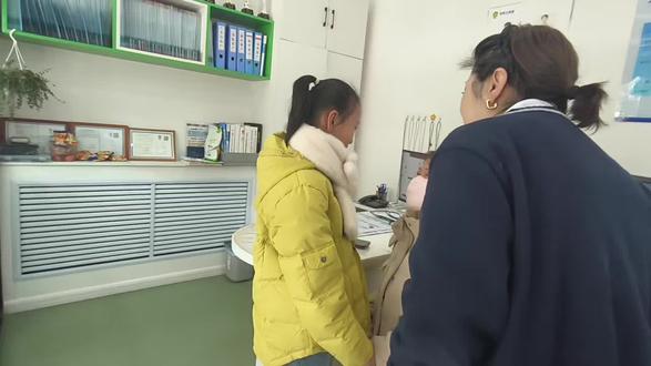 生来失聪,世界寂静半生,戴上助听器的那一刻,耳边炸开的第一声,是女儿的一句妈妈。全场泪崩😭😭😭,这是世间最动听的声音❤️