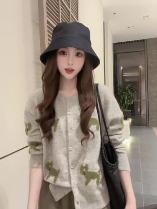 #我的穿搭日记 #搭配分享 #撞色搭配 #色系搭配 #一周穿搭不重样 @DOU+小助手 @巨量千川