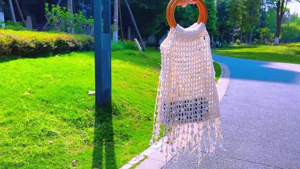 #开始钩织夏天的包包啦~zara串珠流苏包#一周一个钩织作品
打卡第9周
#ZARA串珠流苏水桶包
这周不发作品啦,和大家分享教程,一起来钩织吧。第一次一镜到底录制视频,不喜勿喷。