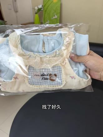终于找到这种小女宝穿的免脱裤的背带裤小套装了,裆部做了一圈的按扣设计,打开就可以换纸尿裤,可方便了!还是不掉肩的设计,把背带这样穿过去,宝宝怎么动肩带都不会滑。清新又治愈的浅蓝撞奶白,莫兰迪色系,春天给宝宝穿简直绝绝子~#高品质童装#背带裤套装#生女儿就是用来打扮的#女宝穿搭#萌宝穿搭