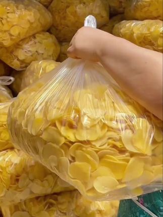 #干土豆片 油炸又香又脆 还可以炒腊肉 小时候吃过这个的,你们还记得吗?#洋芋片干#好东西一起分享 #老人小孩都爱吃 #还是小时候的味道
