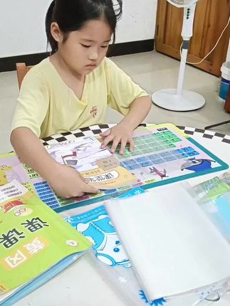 刚刚放暑假,我已经给孩子买了老师上学期推荐书皮,趁假期提前买很便宜,这个书套包书皮太简单了,孩子也能只要用大概十几秒就能把书皮包好了 #文具安利#学习用品#书套