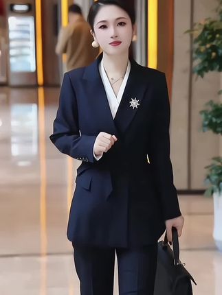 #上热门 总有人嫌你不够好,也有人觉得你哪都好,不用踮起脚尖,爱你的人自然会弯腰#气质穿搭 #穿出自信穿出美丽 #显瘦穿搭 #美出高级感 @DOU+上热门 🔥 @DOU+小助手 @DOU+上热门