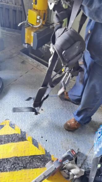 风力发电机组爬塔如何穿安全带?风机维修技能提升,风机主控图纸研究,可以联系我。