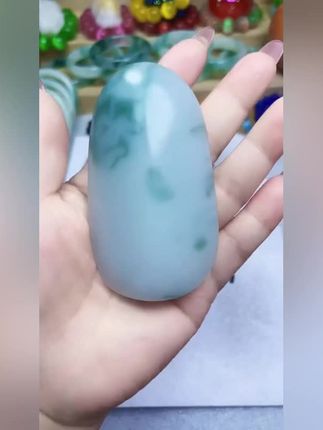 这款五彩猫眼采用的是新疆特色的五彩石材打造,颜色丰富独特,有绿色和黄色两种色调,优雅细致的工艺让每个角度的折射都呈现出不同的光彩,是摆在任何角落都能成为一道亮丽风景线的装饰品,无论是放在客厅或者卧室,都可以为你的空间增添一份独特的韵味和气质,给你的生活带来一丝惊喜和乐趣